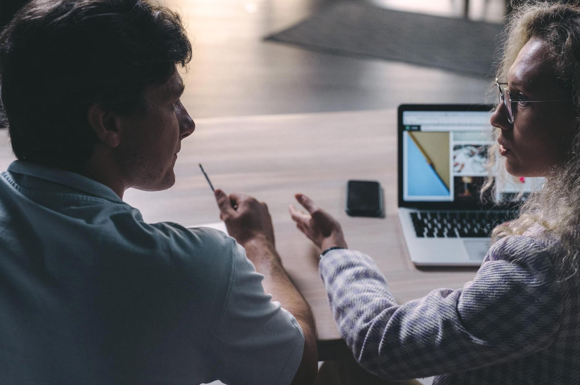 Come parlare al tuo team quando le cose vanno male (senza sembrare un robot).